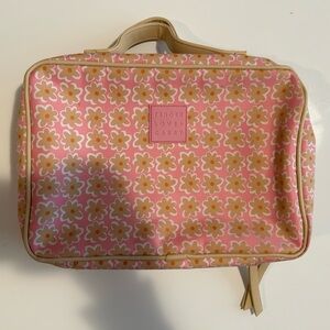 Hanging make up case